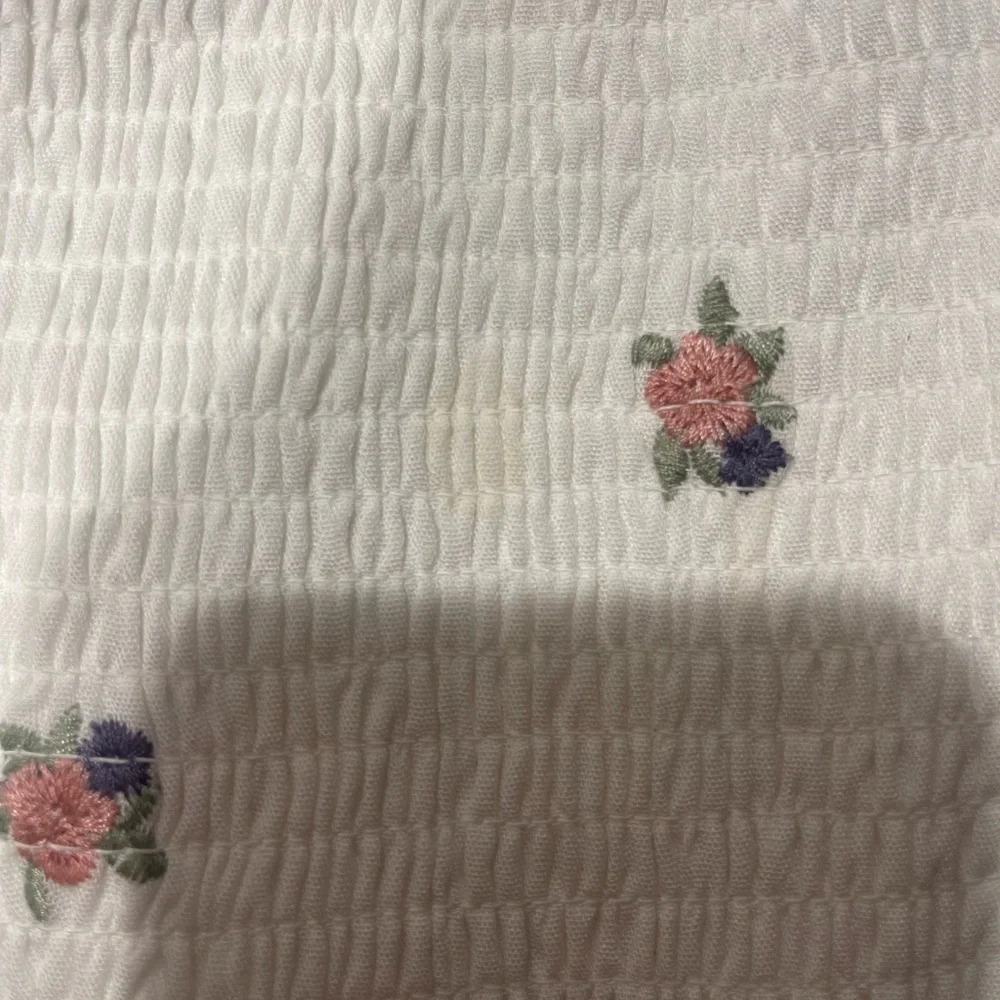 ❣️💕Torrid White Floral Smocked On/Off Shoulder Blouse💗🌹 - Picture 9 of 9